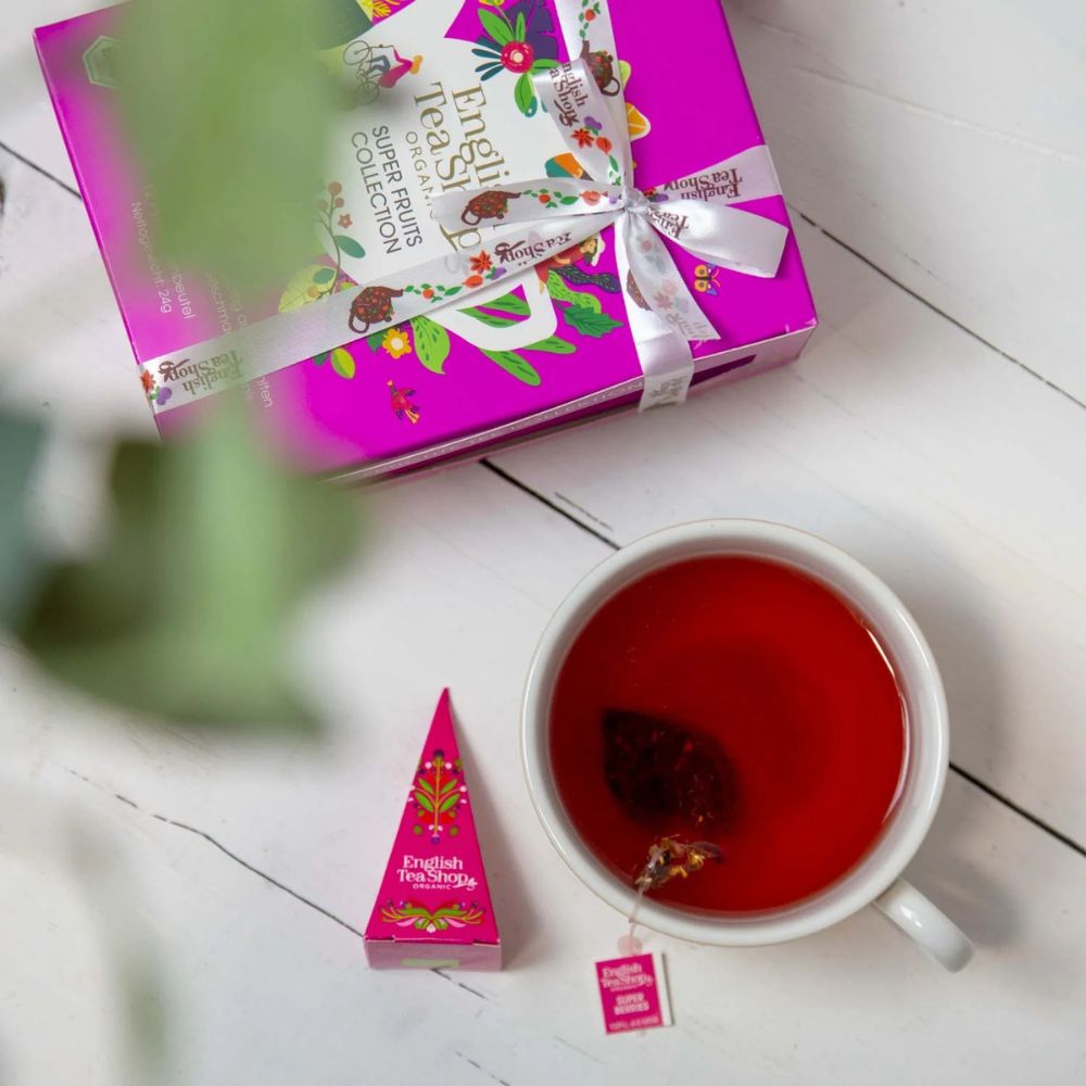 English Tea Shop | Teegeschenk "Super Fruit Tee Kollektion" mit Schleife - 12 Pyramiden-Beutel