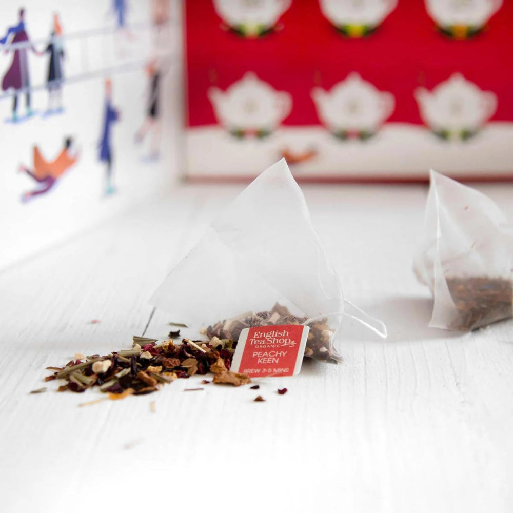 English Tea Shop | Teebuch Adventskalender "Red Christmas" mit Schleife - Rot